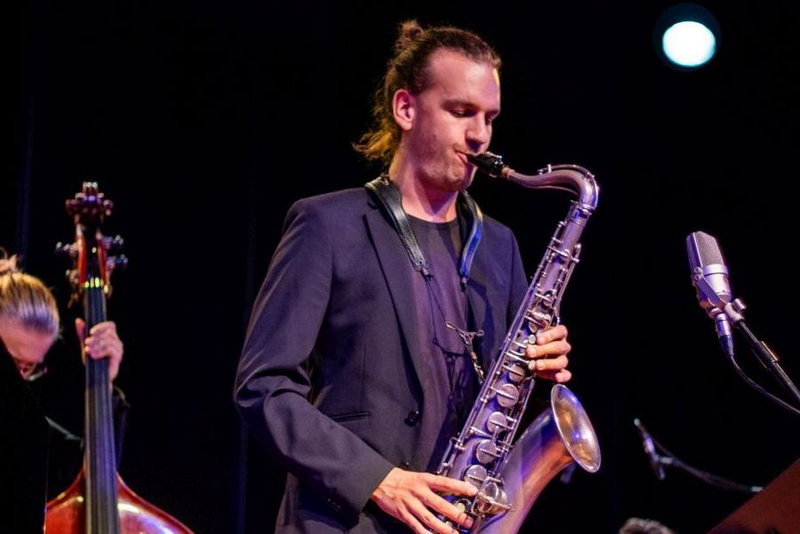 Saxophonist musiziert im Jazzensemble auf der der Bhne