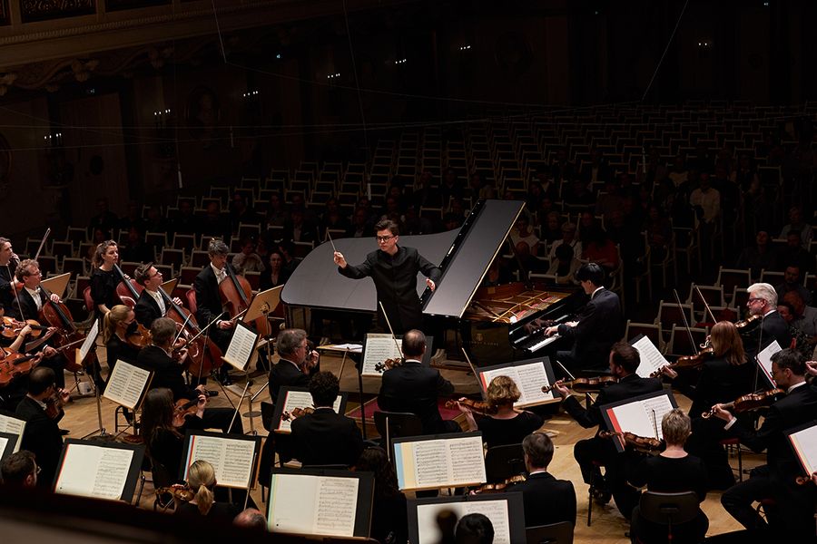Student dirigiert das Konzerthausorchester im gro?en Saal des Berliner Konzerthauses