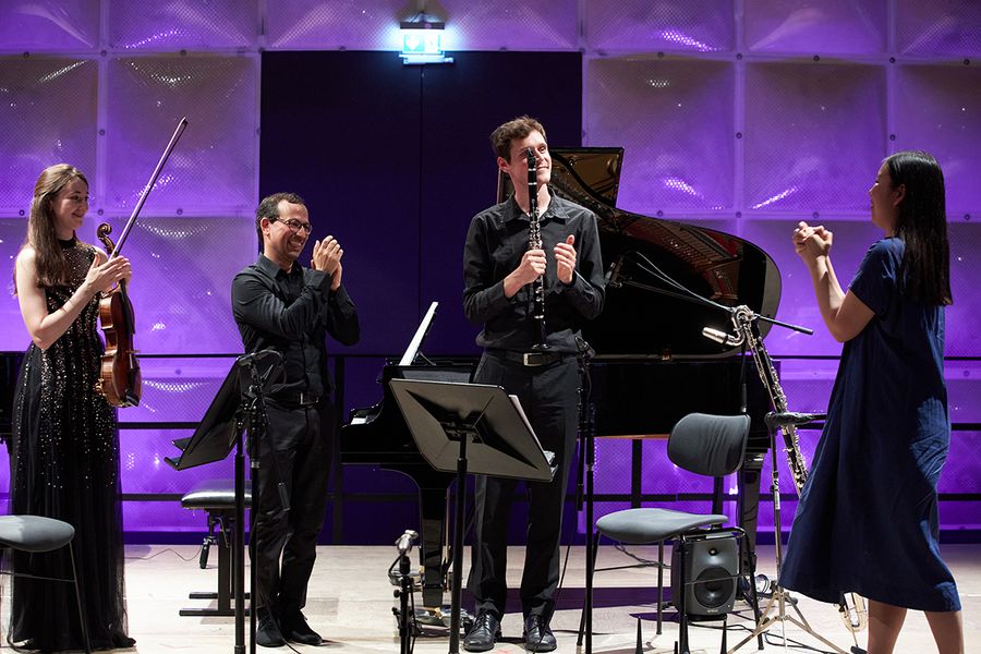 Drei Musizierende und Komponistin auf der Bhne des Kr?nungskutschensaals