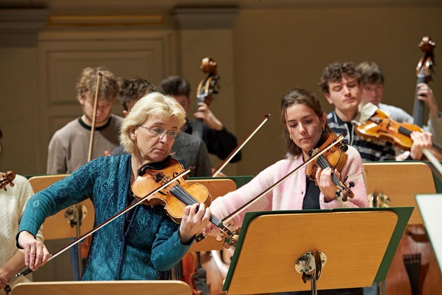 Antje Weithaas als Konzertmeisterin spielt zusammen mit Studierenden im Orchester