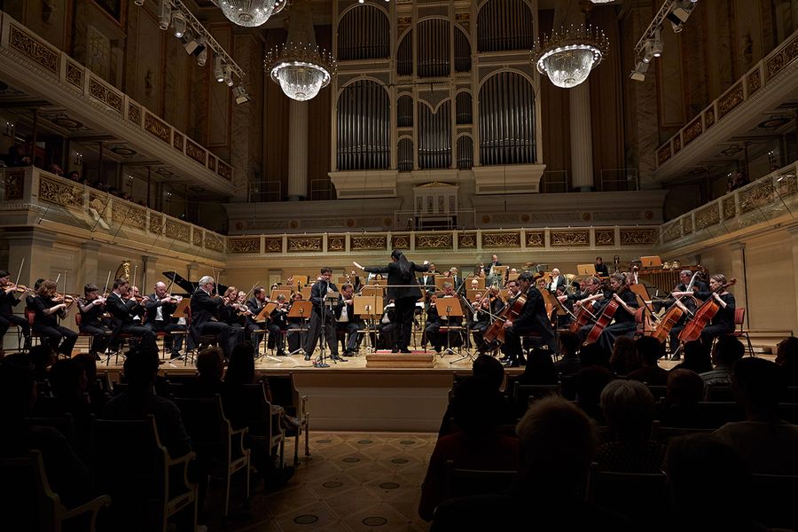 Blick aus dem Zuschauerraum auf das Orchester auf der Bhne des gro?en Saals des Berliner Konzerthauses