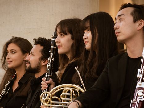 Vier junge Musiker vor S?ulen mit Instrumenten