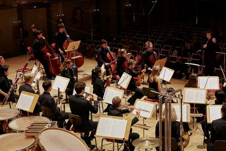 Das Ensemble Eisler Sinfonietta spielt auf der Bhne im Gro?en Saal des Konzerthaus Berlin