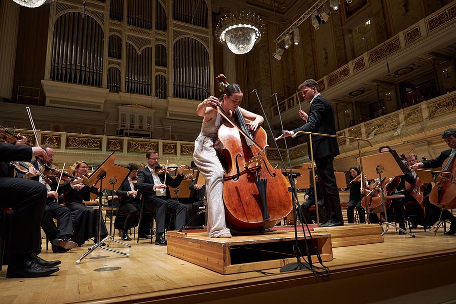 Kontrabass-Solistin und Dirigent w?hrend des Konzertes auf der Bhne vor dem Konzerthausorchester BErlin
