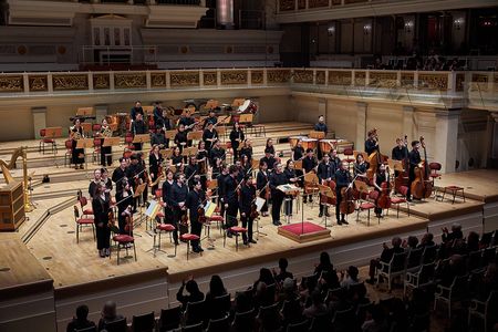 Orchester steht zum Applaus auf der Bhne des Berliner Konzerthauses
