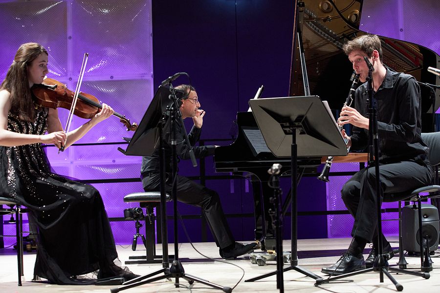 Trio mit Violine, Klarinette und Klavier auf der Bhne des Kr?nungskutschensaals