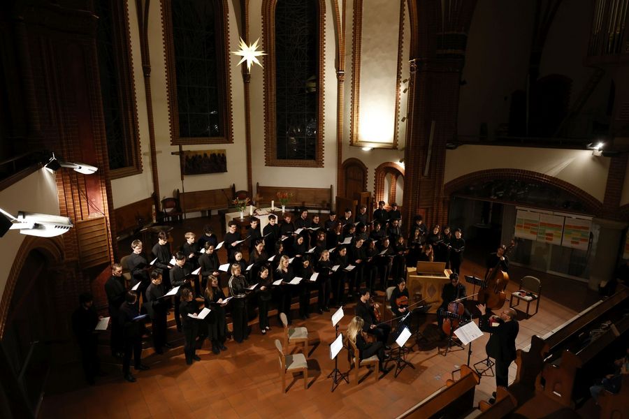 Chor singt in der Kirche