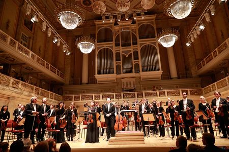 Stehendes Orchester auf der Bhne des Berliner Konzerthauses w?hrend des Schlussapplauses