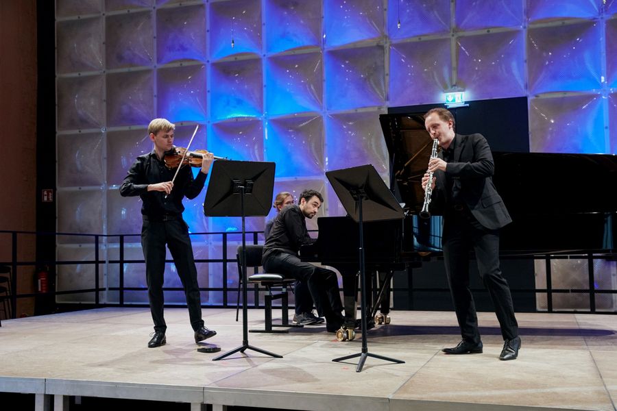 Trio bestehend aus Violine, Klarinette und Klavier musiziert auf der Bhne