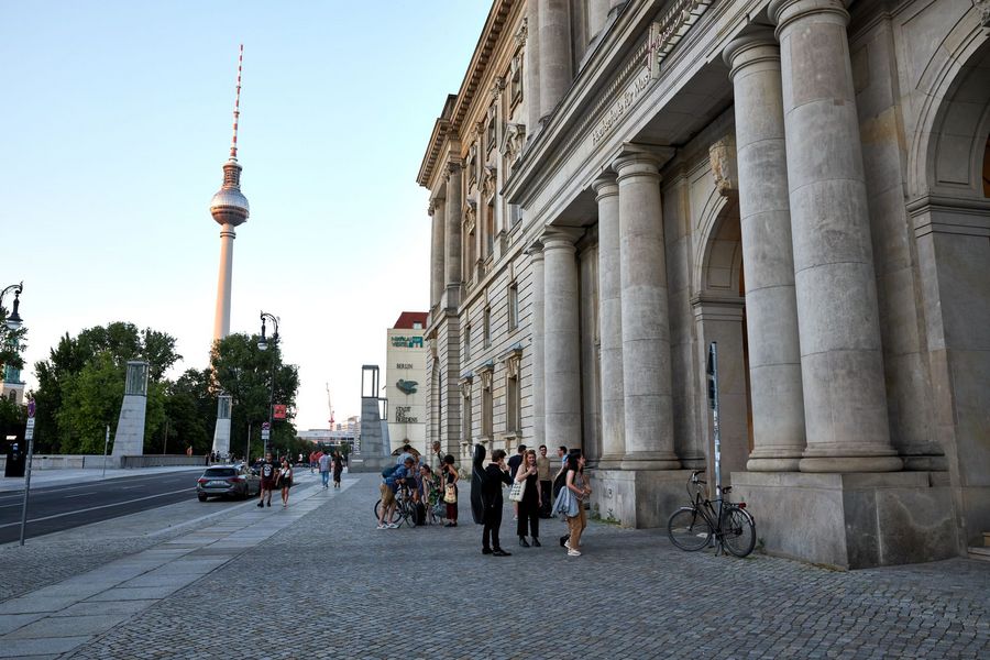 Das Hochschulgeb?ude der Hanns Eisler im Vordergrund im Hintergrund Berliner Fernsehturm