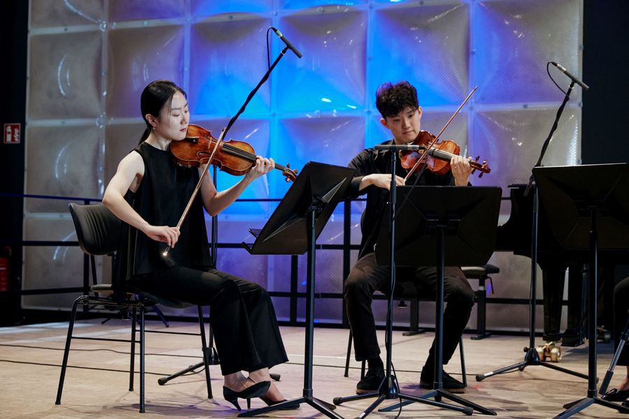 zwei ViolinistInnen auf der Bhne