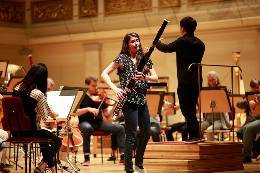 Fagottsolistin und Dirigent vor einem Orchester auf der Bhne des Berliner Konzerthauses