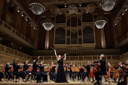 Kammerorchester mit Geigensolistin auf der Bhne des Berliner Konzerthauses