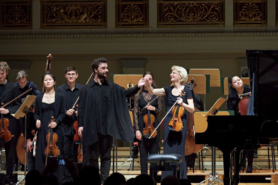 Pianist und Antje Weithaas mit Orchester verbeugen sich auf der Bhne