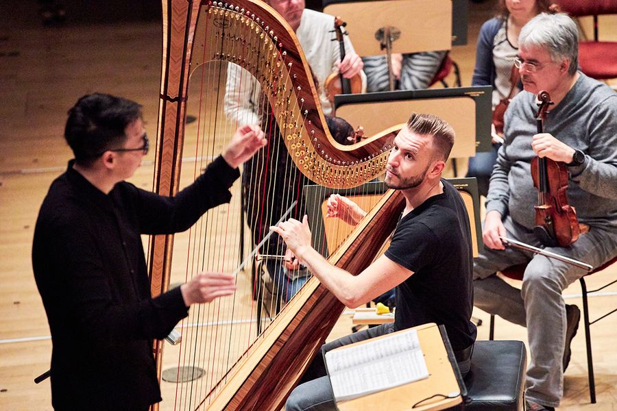 Dirigent und Student als Solist an der Harfe 